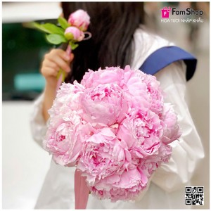 Bó hoa mẫu đơn cầm tay cô dâu